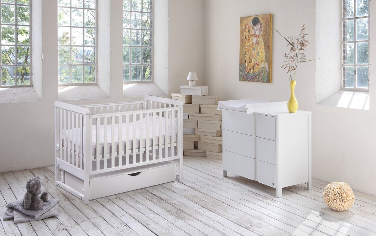 WHITE YappyMove cot and YappyClassic dresser