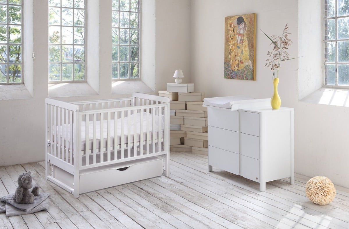  WHITE YappyMove cot and YappyClassic dresser