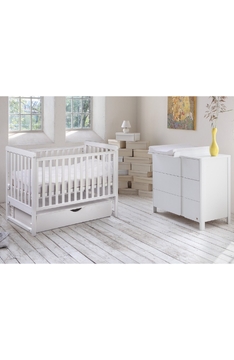 WHITE YappyMove cot and YappyClassic dresser