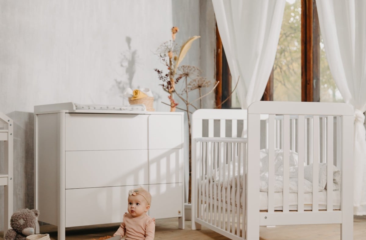  WHITE YappyLull baby cot and YappyClassic dresser