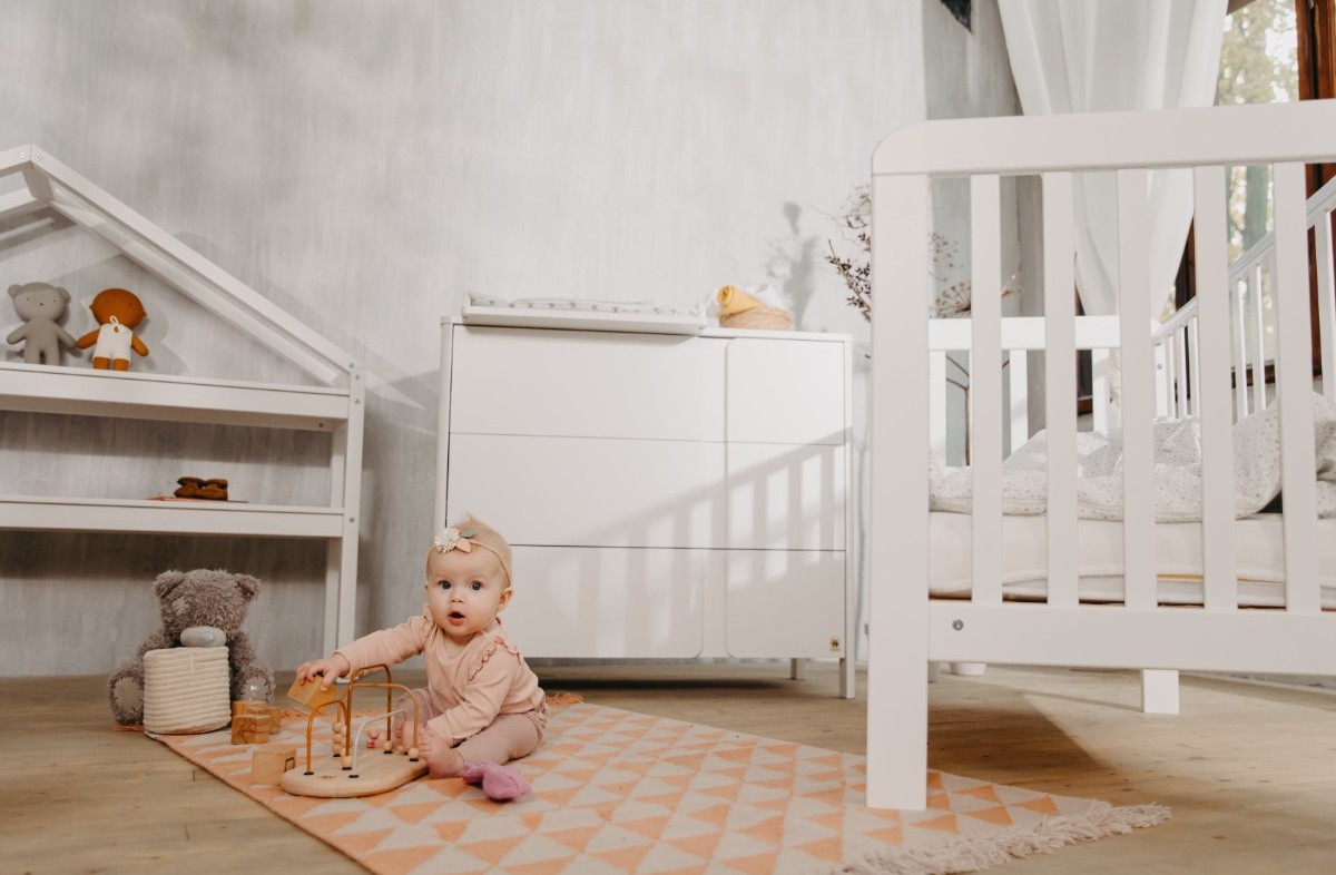  WHITE YappyLull baby cot and YappyClassic dresser