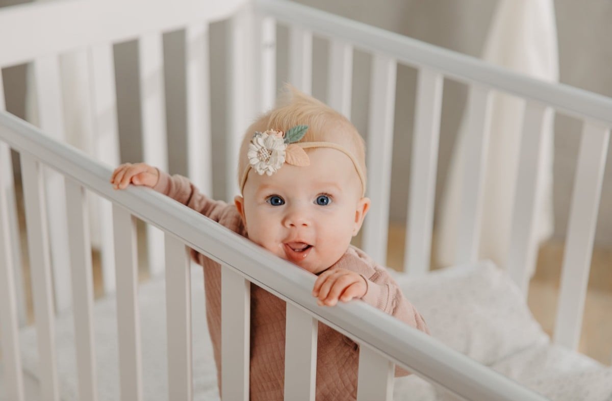  WHITE YappyLull baby cot and YappyClassic dresser