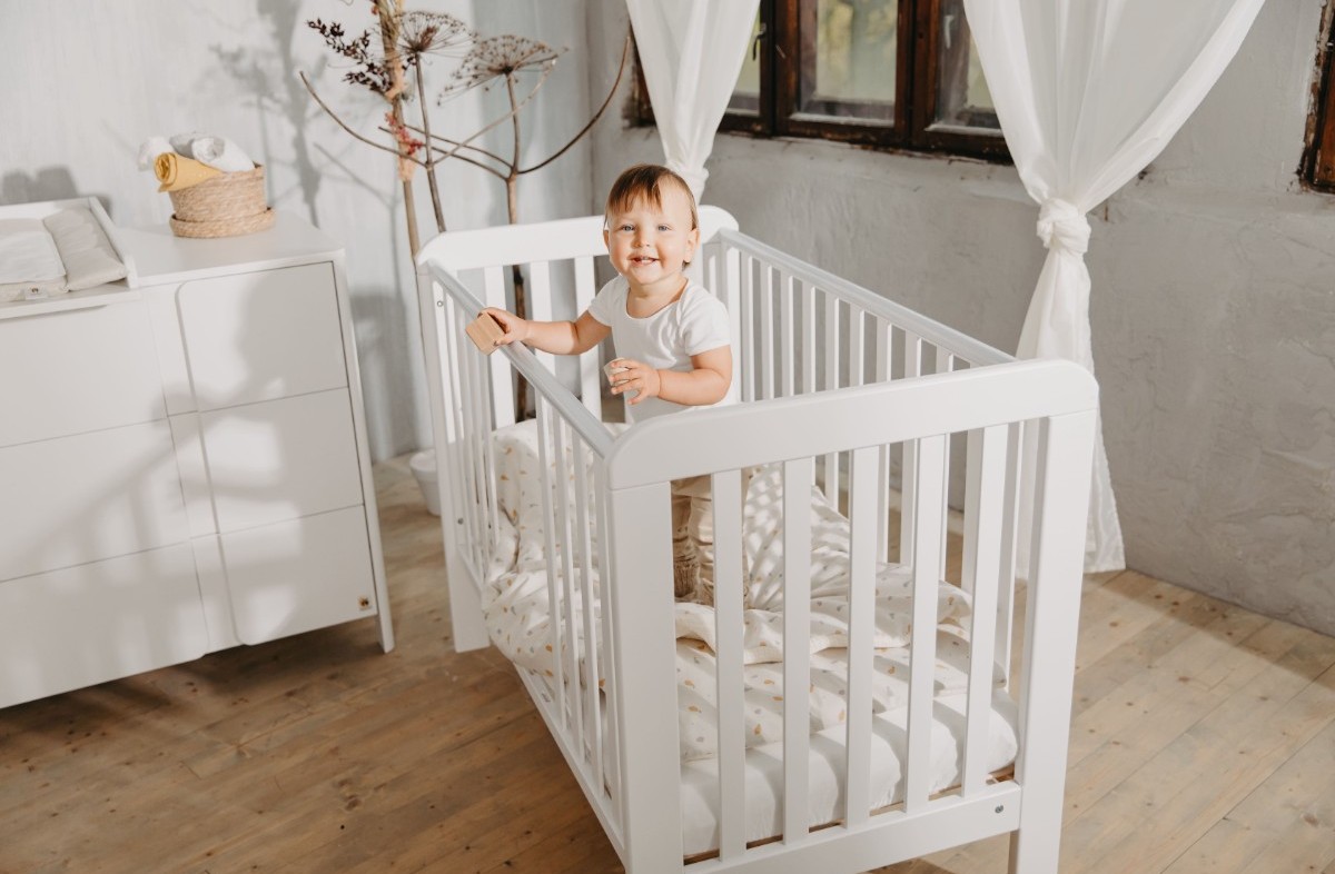  WHITE YappyLull baby cot and YappyClassic dresser