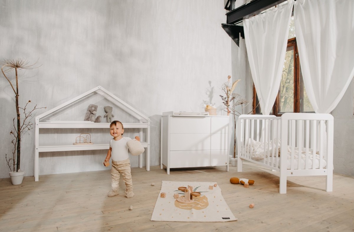  WHITE YappyLull baby cot and YappyClassic dresser
