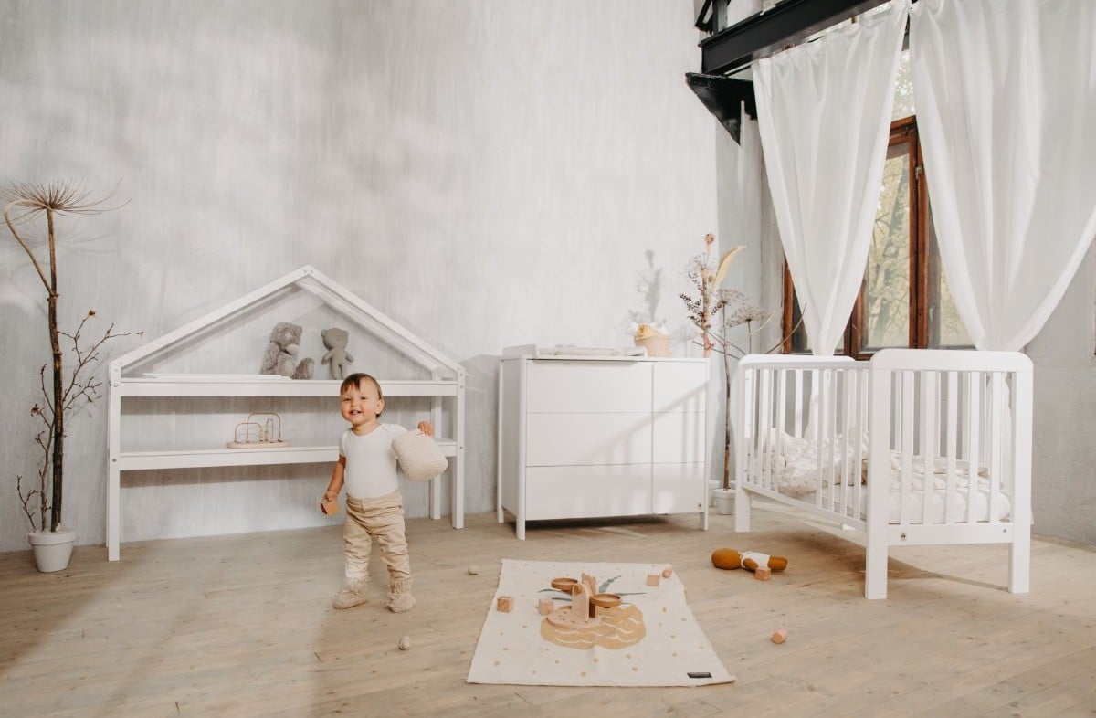  WHITE YappyLull baby cot and YappyClassic dresser