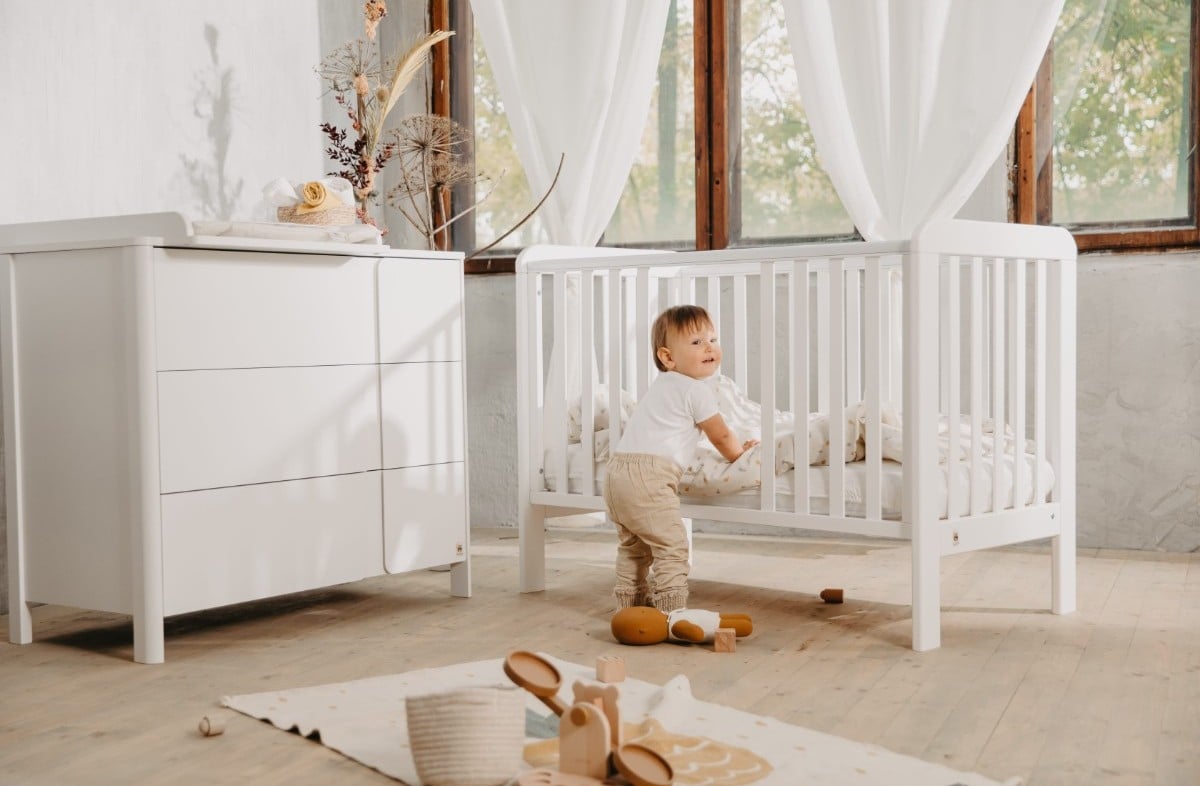  WHITE YappyLull baby cot and YappyClassic dresser