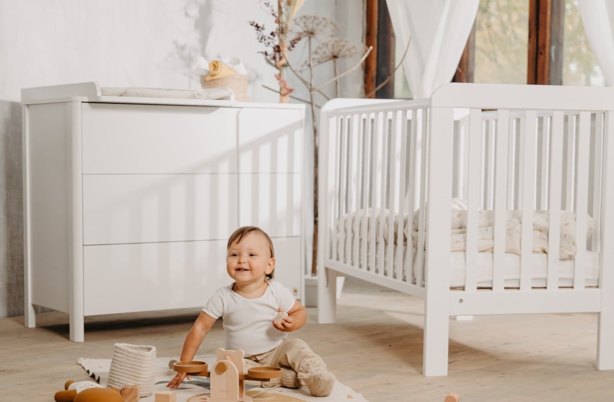  WHITE YappyLull baby cot and YappyClassic dresser