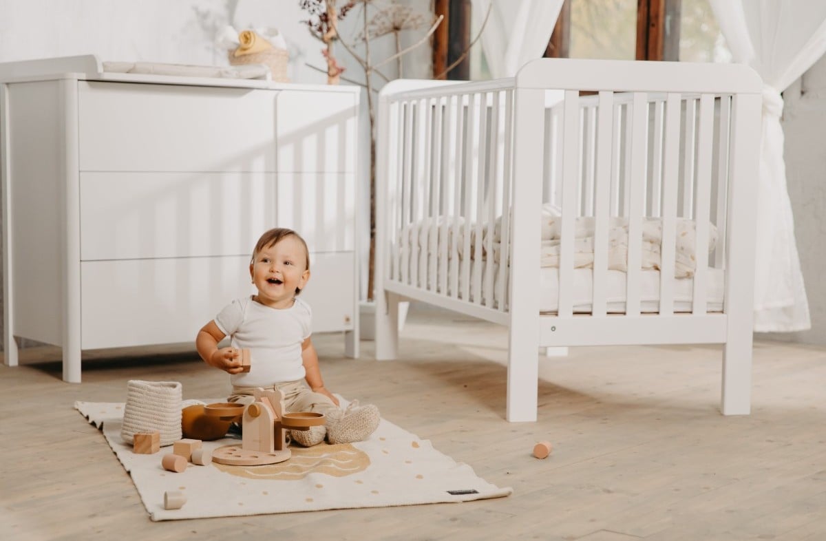 WHITE YappyLull baby cot and YappyClassic dresser