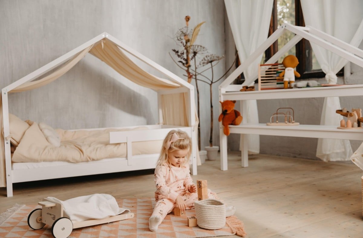  WHITE YappyHytte pusaudžu gulta - mājiņa un YappyHytte plaukts