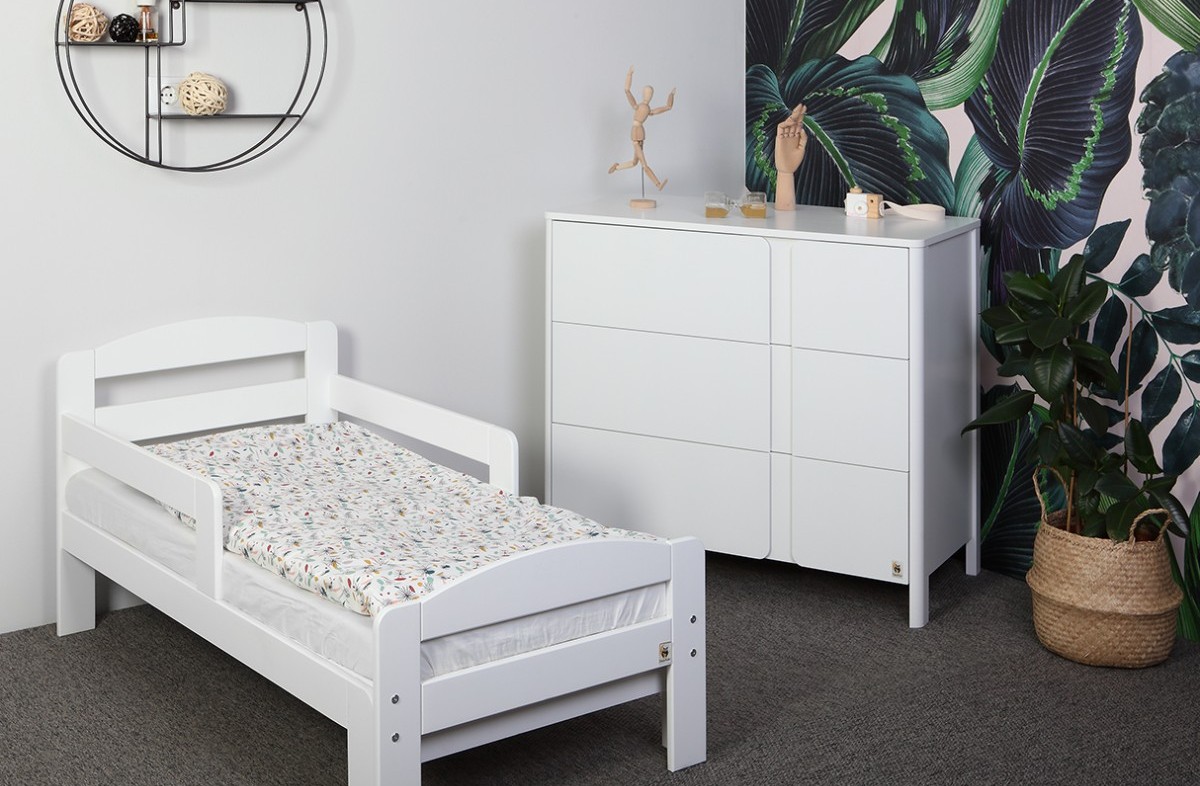  WHITE YappyGrow toddler bed extendable and YappyClassic dresser