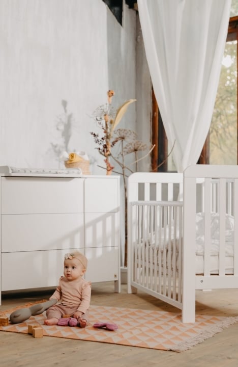 WHITE YappyLull baby cot and YappyClassic dresser